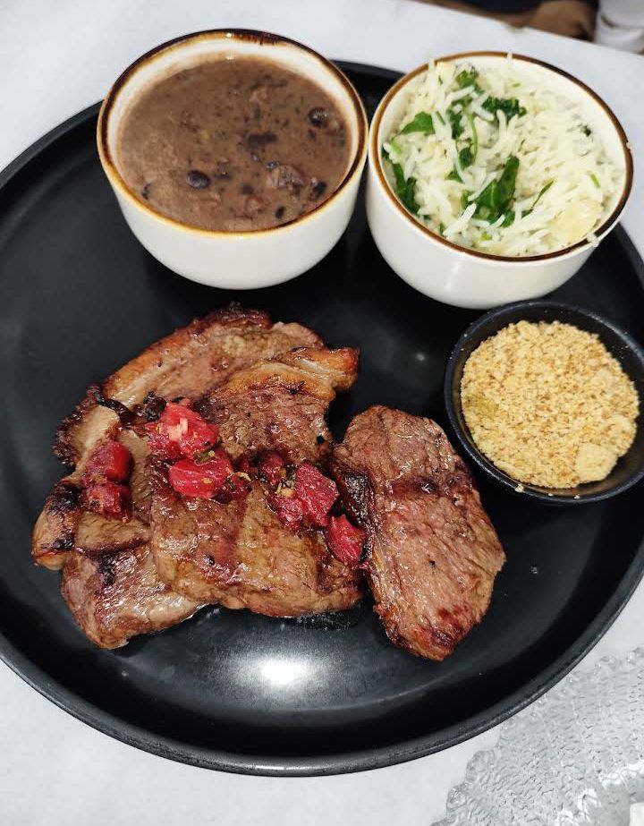 Carne grelhada e acompanhamentos